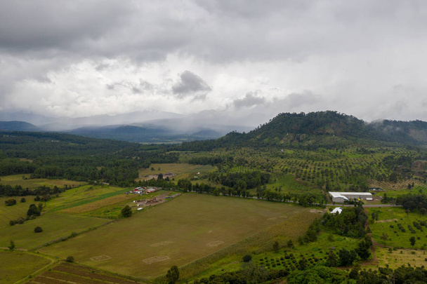 Vista gebied desde las afueras de Angahuan hacia el volcan parcutin  - Foto, afbeelding