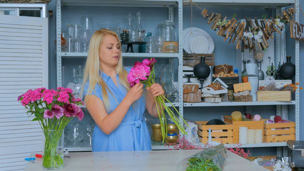 Επαγγελματίας καλλιτέχνης floral διαλογή λουλούδια στο στούντιο - Φωτογραφία, εικόνα