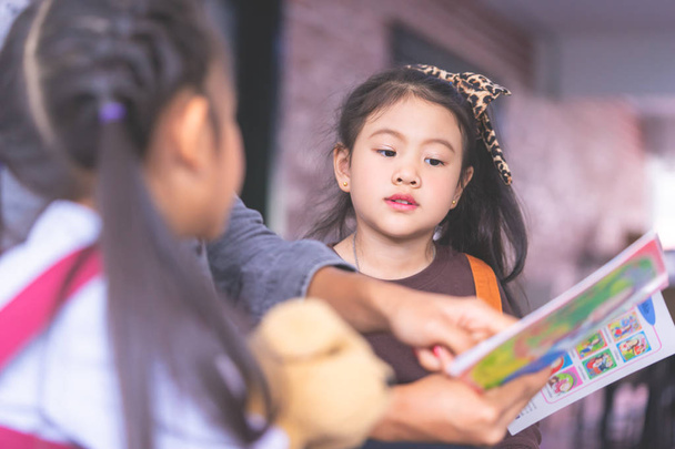 L'enseignant lit un livre de contes aux élèves de la maternelle Enfant - Photo, image