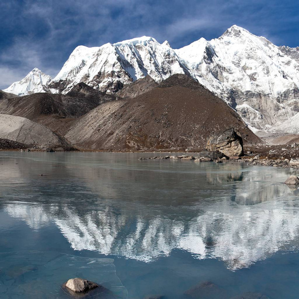view of Cho Oyu mirroring in lake - Cho Oyu base camp - Everest trek - Nepal Himalayas mountains - Фото, зображення