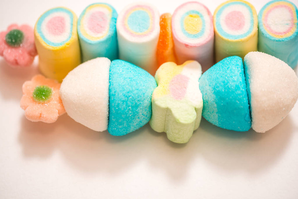 multicolored marshmallow on stick, on white background. copy space - Foto, afbeelding
