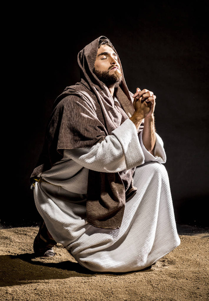 Jesus Christus betet zu Gott und weiht Brot und Trauben in der dunklen schwarzen Nacht. schwarz-weiß - Foto, Bild
