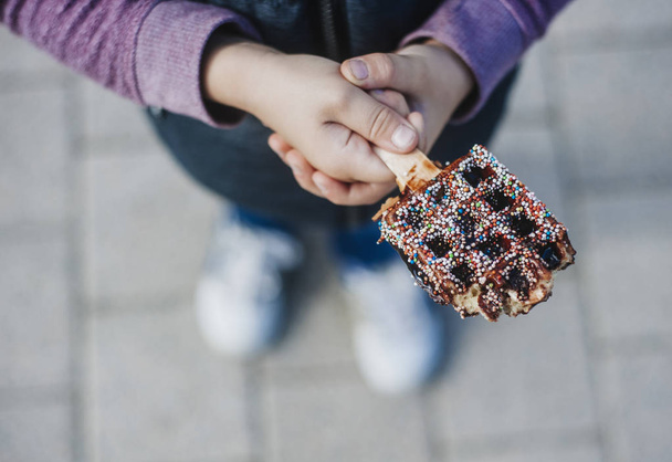  gaufres au chocolat entre les mains des enfants. Gaufres belges
 - Photo, image