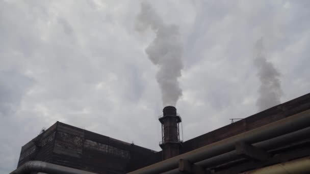 Egy nagy keménykalapos dohányzik, a bányászati és feldolgozó üzem - Felvétel, videó