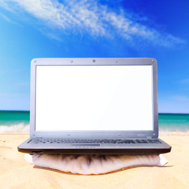 Laptop on beach - Foto, Imagen