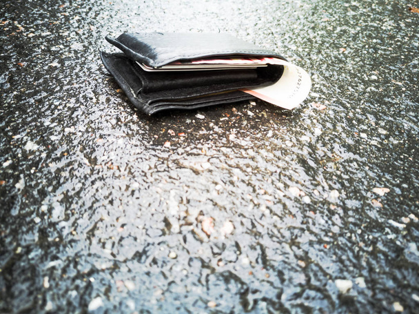 Elveszett pénztárca úton - Fotó, kép