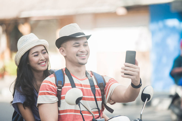 zwei junge Backpacker machen Selfies mit Handy-Kamera - Foto, Bild