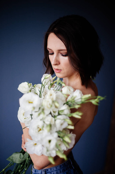 Beautiful girl with a bouquet flowers. - Zdjęcie, obraz