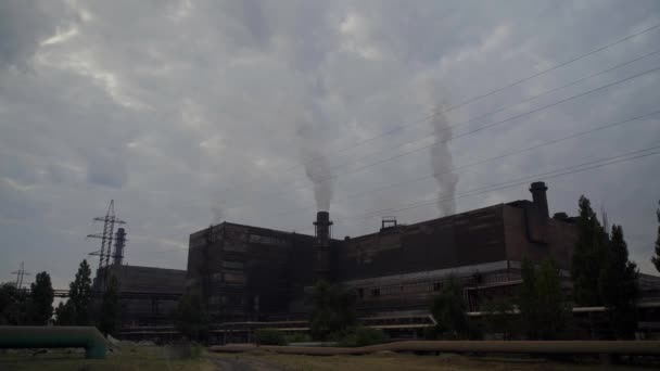 nagy kandallókémények füst a bányászati és feldolgozó üzem - Felvétel, videó