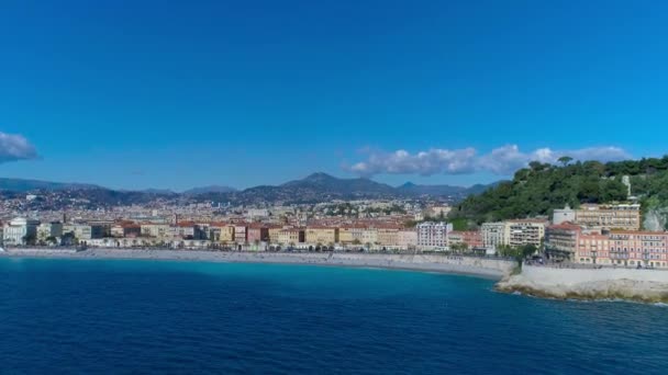 Αεροφωτογραφία του Νίκαια Γαλλία περιπάτου, στη Μεσόγειο θάλασσα και με θέα στο αεροδρόμιο. Στην πόλη panorame. Drone βίντεο 4k - Πλάνα, βίντεο