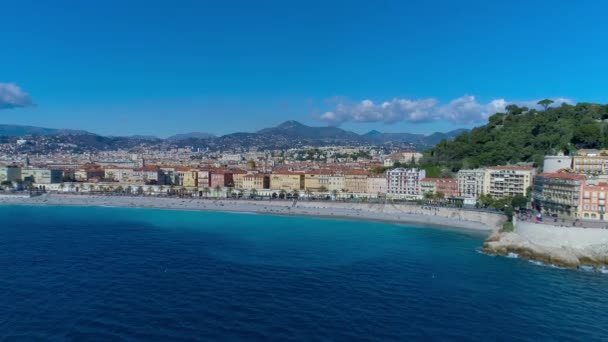 Widok z lotu ptaka Nice Francja promenady, Morze Śródziemne i widokiem na lotnisko. Panorame miasta pełnego. Drone wideo 4k - Materiał filmowy, wideo