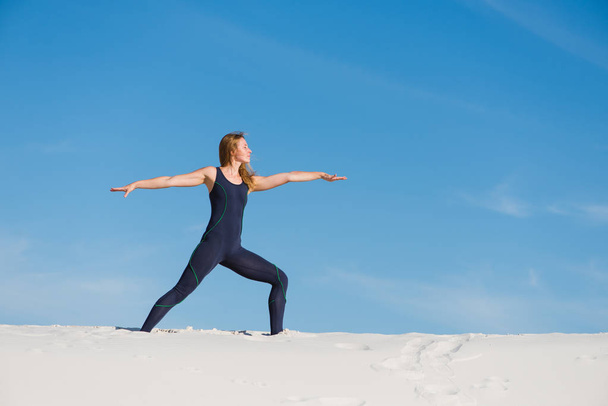 Entraîneur de yoga au désert faire pose guerrière
 - Photo, image
