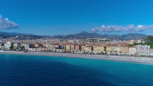Αεροφωτογραφία του Νίκαια Γαλλία περιπάτου, στη Μεσόγειο θάλασσα και με θέα στο αεροδρόμιο. Στην πόλη panorame. Drone βίντεο 4k - Πλάνα, βίντεο