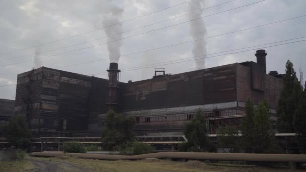 nagy kandallókémények füst a bányászati és feldolgozó üzem - Felvétel, videó