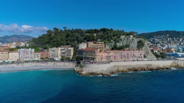 Luchtfoto van Nice Frankrijk promenade, Middellandse Zee en weergave van de luchthaven. Volledige stad panorame. Drone 4k video - Video