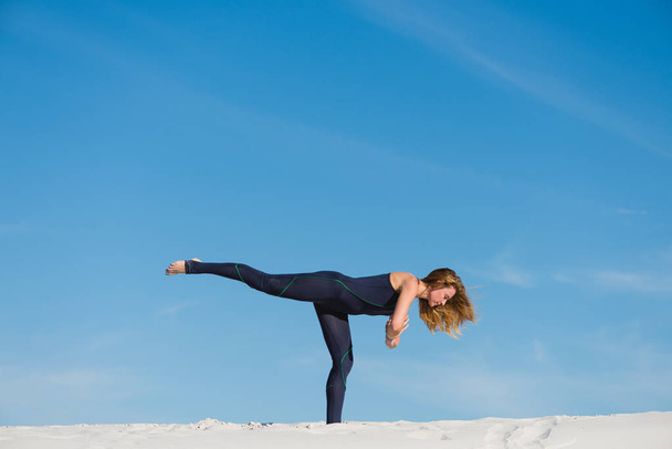 Virabhadrasana yoga denge poz çölde - Fotoğraf, Görsel