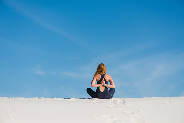 Женщина делает медитацию и намасте со спины
 - Фото, изображение
