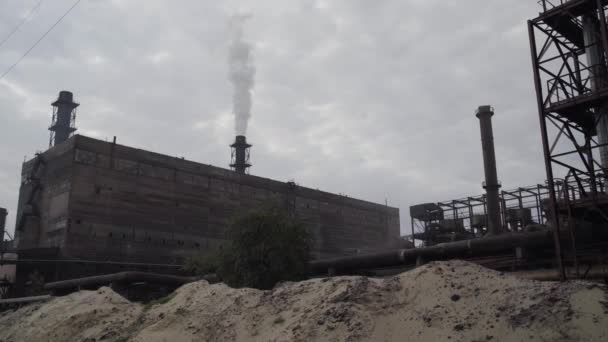 Duże stovepipe pali na górnictwa i przetwórstwa roślin - Materiał filmowy, wideo