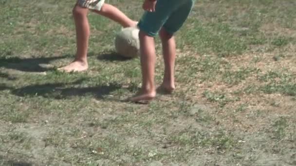 Chlapci hrají fotbal na trávě - Záběry, video
