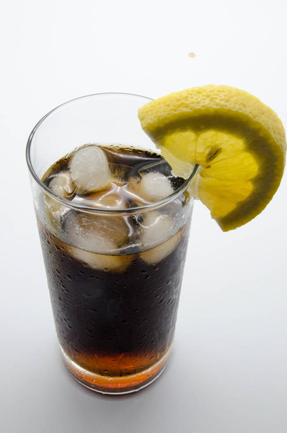 koude Cola met ijs en citroen  - Foto, afbeelding
