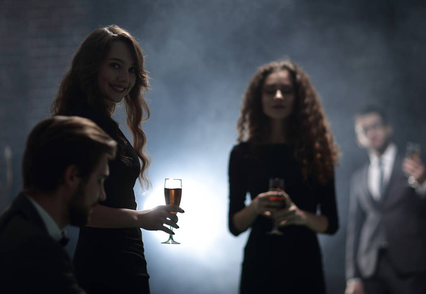 mladí lidé se sklenkami vína v kasinu - Fotografie, Obrázek