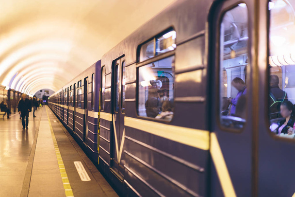 люди на платформе в метро
 - Фото, изображение