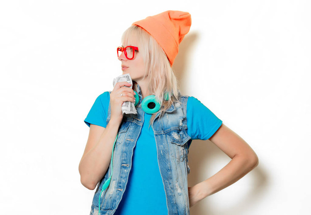 modny dziewczyna pomarańczowy kapelusz z pieniędzy - Zdjęcie, obraz