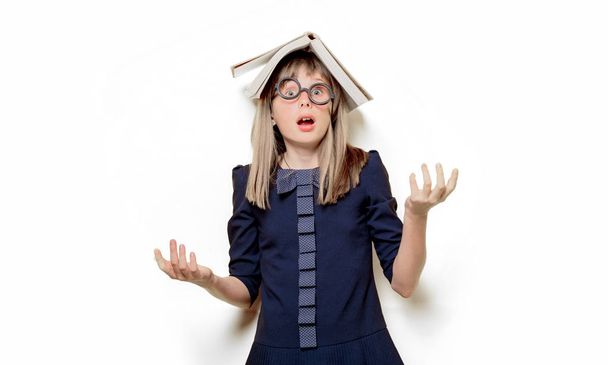 Retrato de una chica nerd en gafas con libros
 - Foto, imagen