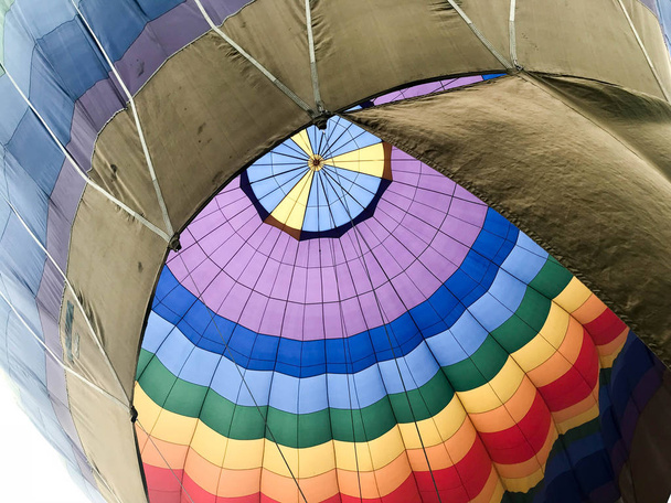 Tekstuuri, näkymä sisältä kupoli on suuri monivärinen kirkas pyöreä värikkäitä raidallinen lentävä ilmapallo. Tausta
 - Valokuva, kuva