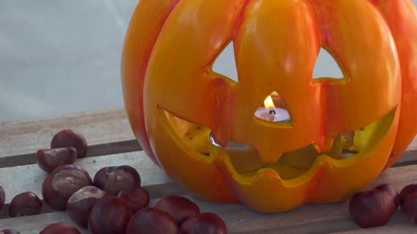 Citrouille d'Halloween avec châtaignes Décoration sur boîte en bois
 - Séquence, vidéo