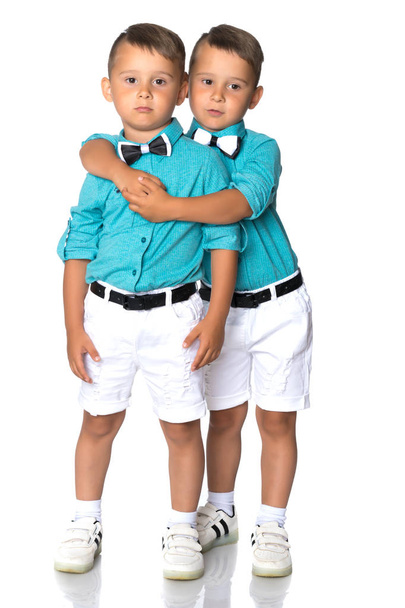 Dois meninos Gêmeos tristes
 - Foto, Imagem