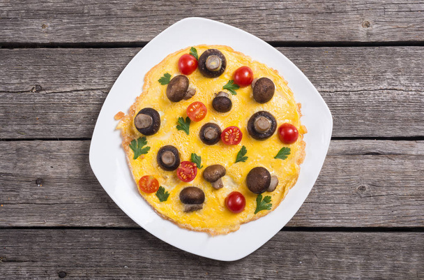 Omelette with mushroom , tomato and parsley . Frittata - Foto, Imagen