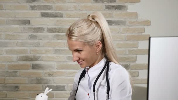 Огляд здоров'я. Портрет доброзичливої усміхненої жінки-лікаря з фонендоскопом на шиї, що розмовляє з пацієнтом, посміхаючись на камеру. 4k
 - Кадри, відео
