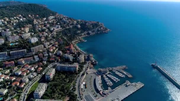 Luftaufnahme des Marinehafens und Hafens mit Luxusyachten in Port de Nice in Frankreich 4k - Filmmaterial, Video