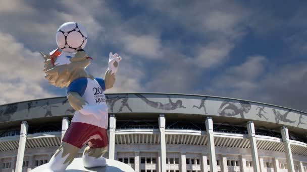 MOSCOW, RUSSIA  AUGUST 10, 2018: Official mascot of the 2018 FIFA World Cup in Russia-- wolf Zabivaka and Luzhniki Olympic Complex -- Stadium for the 2018 FIFA World Cup. Moscow - Séquence, vidéo