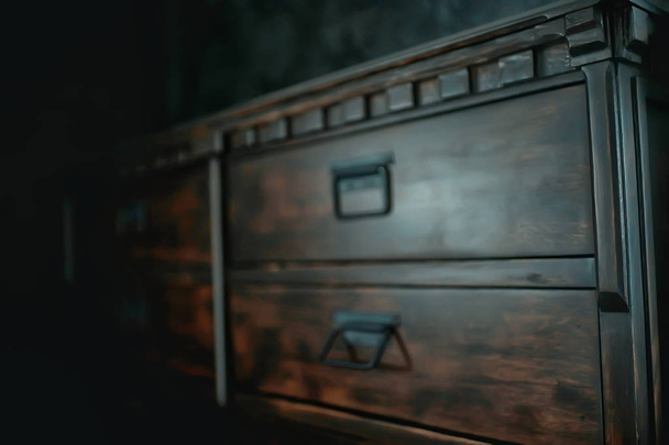 commode antique, boîtes en bois avec poignées dans une armoire de meubles en bois vintage
 - Photo, image