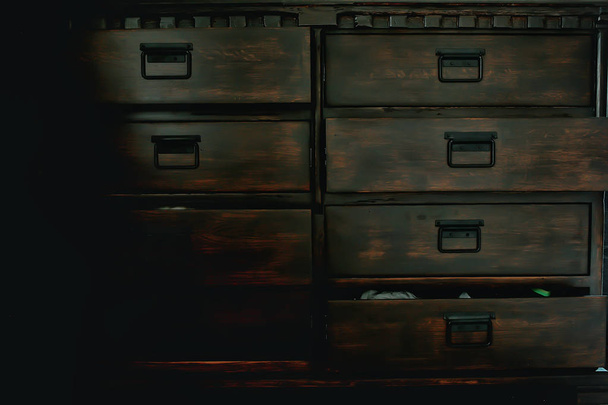 starožitné komody, dřevěné boxy s držadly v retro dřevěný nábytek skříně - Fotografie, Obrázek