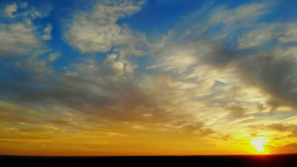 bunter Panoramahimmel bei Sonnenaufgang und Sonnenuntergang am Sommermorgen - Filmmaterial, Video