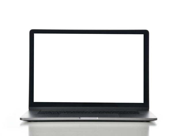 新しいラップトップ コンピューター ディスプレイ キーボードと空白の画面を白で隔離  - 写真・画像