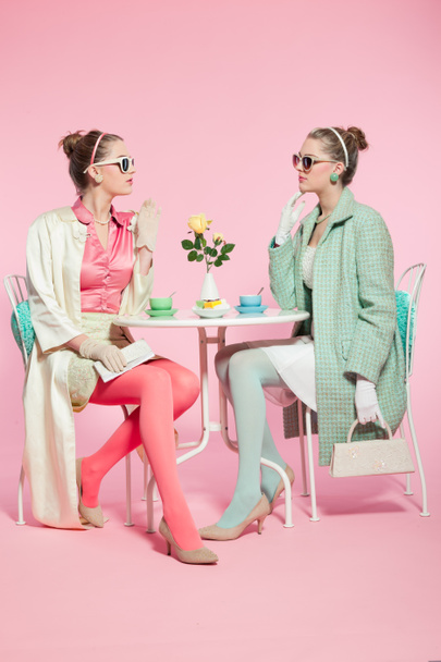 dvě dívky blond vlasy padesátých letech módní styl pití čaje. - Fotografie, Obrázek
