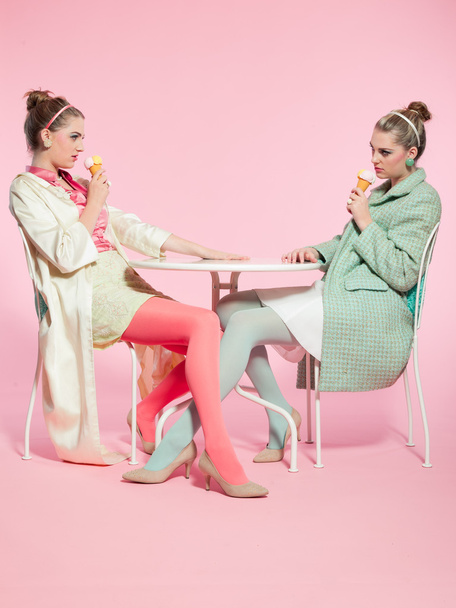 Две девушки светлые волосы пятидесятые мода стиль есть мороженое
 - Фото, изображение