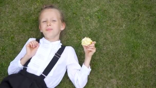 Mutlu küçük kız öğrenci açık - Video, Çekim