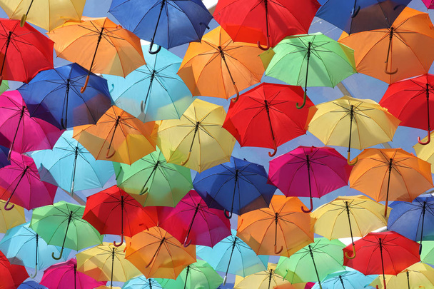 coleção de guarda-chuvas coloridos no fundo do céu, Agueda, Portugal
  - Foto, Imagem