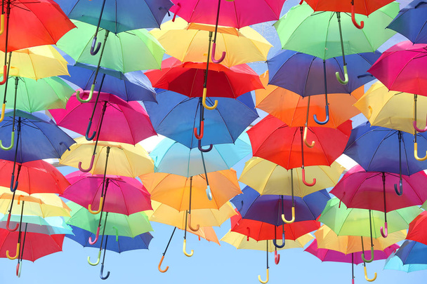 collection de parasols colorés sur fond de ciel, Agueda, Portugal
  - Photo, image