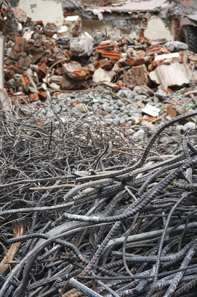 Barra in acciaio groviglio con macerie dietro in un cantiere di demolizione in Hanoi Vietnam. Il metallo sarà riciclato e trasformato in nuovi prodotti
. - Foto, immagini