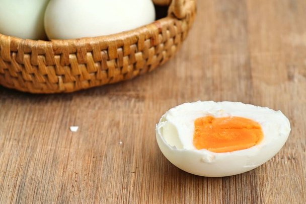 osolené vejce na dřevo - Fotografie, Obrázek