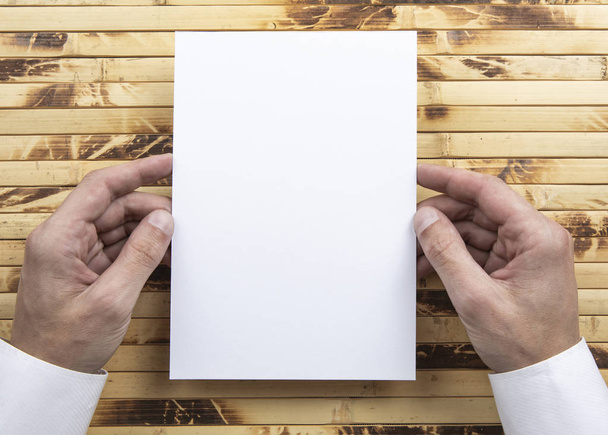 Mens hand holding white letterhead - Foto, imagen