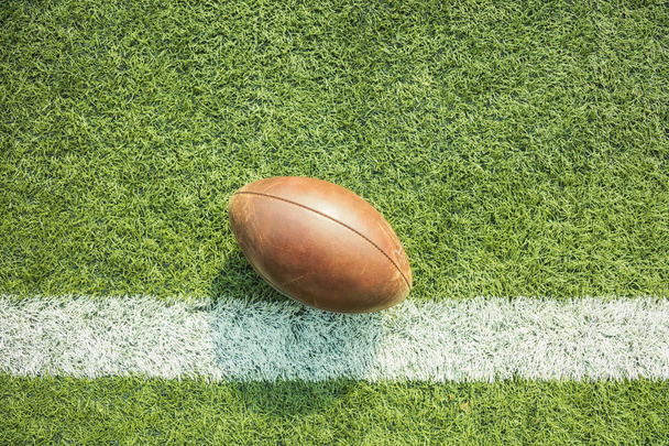 American Football Ball auf dem Feld mit Linie. - Foto, Bild
