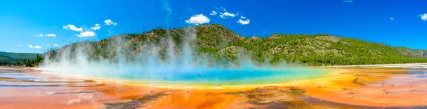 J'ai décidé de prendre une image panoramique du geyser du Grand Prismatique Printemps à mi-chemin dans le parc national de Yellowstone pour obtenir tout le printemps en une seule image
. - Photo, image