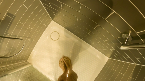 白人男性がホテルの浴室の朝のルーチンのシャワーを持っていることの個人的な見解 - 映像、動画